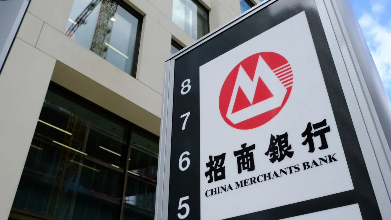 This approval enables CMBI to legally offer cryptocurrency trading, custodial support, and digital asset advisory services within Hong Kong’s tightly regulated framework. Authorities reaffirmed their commitment to becoming a global crypto hub, with a stablecoin issuer licensing regime set to begin Aug. 1. Industry figures highlight that the move reflects Hong Kong’s balancing act between regulatory innovation and China’s crypto restrictions. Officials also confirmed plans to expand the use of tokenized assets across traditional finance.