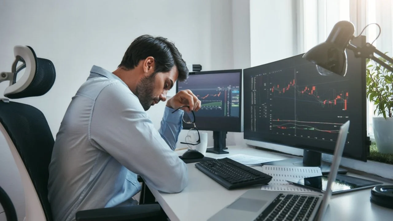 Digital Asset Rout: BTC, ETH, and XRP Lead $300B Crypto Sell-Off Bitcoin experienced a significant drop in the early hours of August 18, briefly falling to $114,955 before stabilizing above $115,200.