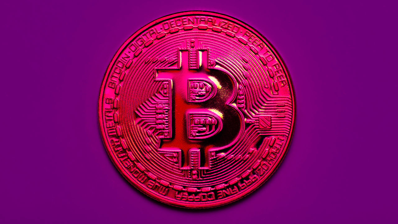 Bitcoin Flash Dumps Below $111K After Ether Hit Record Highs Share quote to twitter-icon After hovering near $114,500 for much of the day, bitcoin tumbled to a Sunday low of $110,671 per coin. The slide came just after ether notched a fresh record high, with the broader crypto market dipping 1.5% in the past hour.