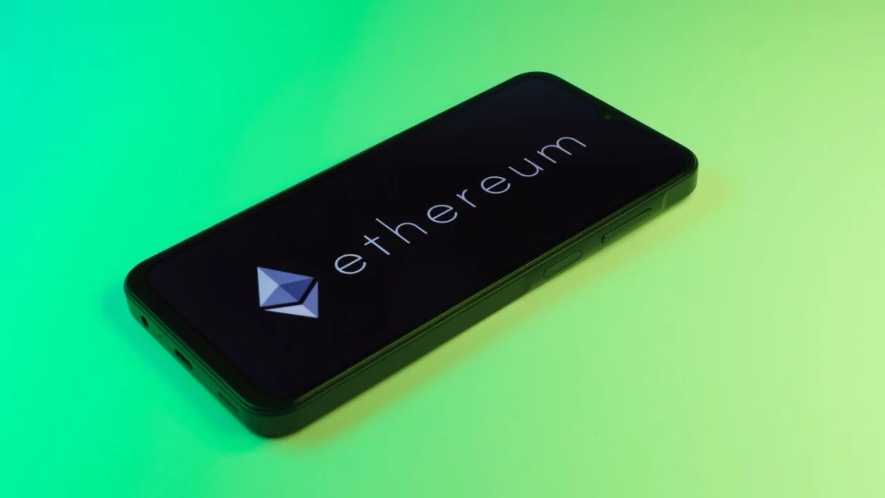Crypto ETFs: Ether Domination Continues as Bitcoin Trails With Modest Gains Ether ETFs extended their inflow streak to five consecutive days, pulling in $309 million, while bitcoin ETFs managed another $81 million inflow despite a small outflow from Bitwise.